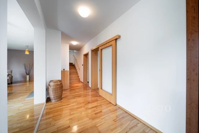 Prodej rodinného domu 185 m² s pozemkem 1180 m² + terasa 16 m² + balkón 1 m²