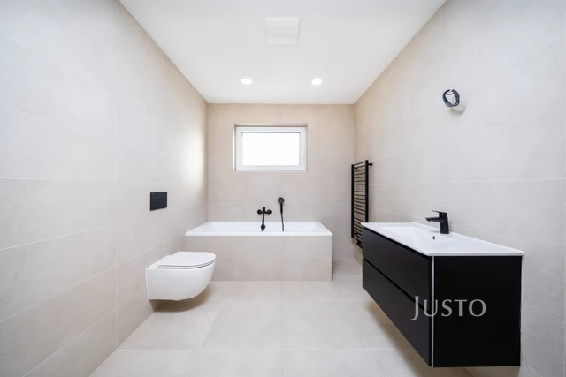 Prodej 5+kk 121 m² + zahrada 260 m² + terasa 14 m² + parkování