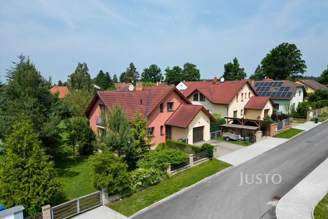 Prodej rodinného domu 185 m² s pozemkem 1180 m² + terasa 16 m² + balkón 1 m²