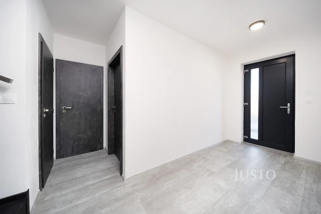 Prodej 5+kk 152 m² + zahrada 272 m² + terasa 81 m² + parkování