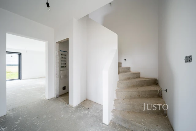 Prodej 5+kk 124 m² + zahrada 453 m² + terasa 13 m² + parkování