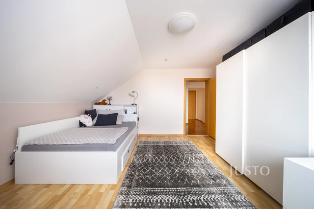 Prodej rodinného domu 185 m² s pozemkem 1180 m² + terasa 16 m² + balkón 1 m²