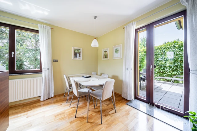 Prodej rodinného domu 185 m² s pozemkem 1180 m² + terasa 16 m² + balkón 1 m²