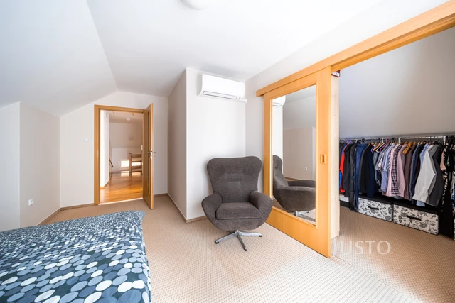 Prodej rodinného domu 185 m² s pozemkem 1180 m² + terasa 16 m² + balkón 1 m²