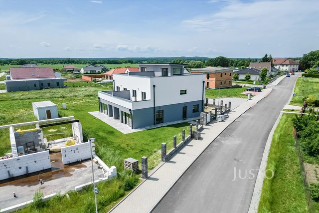 Prodej 5+kk 152 m² + zahrada 193 m² + terasa 81 m² + parkování