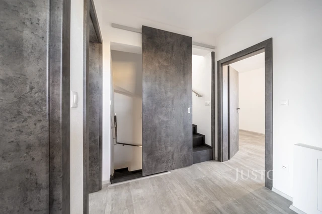 Prodej 5+kk 152 m² + zahrada 272 m² + terasa 81 m² + parkování