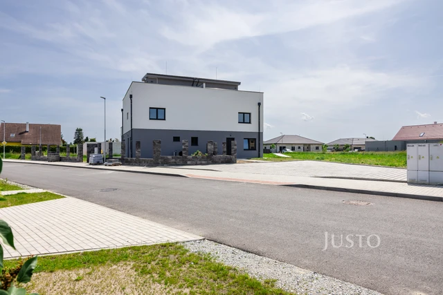 Prodej 5+kk 152 m² + zahrada 193 m² + terasa 81 m² + parkování