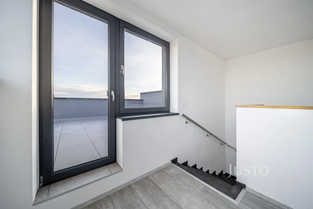 Prodej 5+kk 152 m² + zahrada 272 m² + terasa 81 m² + parkování