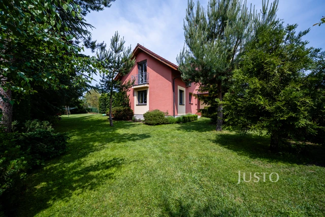 Prodej rodinného domu 185 m² s pozemkem 1180 m² + terasa 16 m² + balkón 1 m²