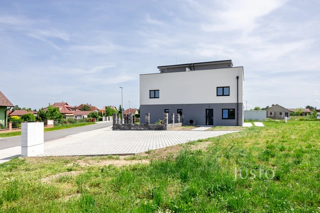 Prodej 5+kk 152 m² + zahrada 193 m² + terasa 81 m² + parkování