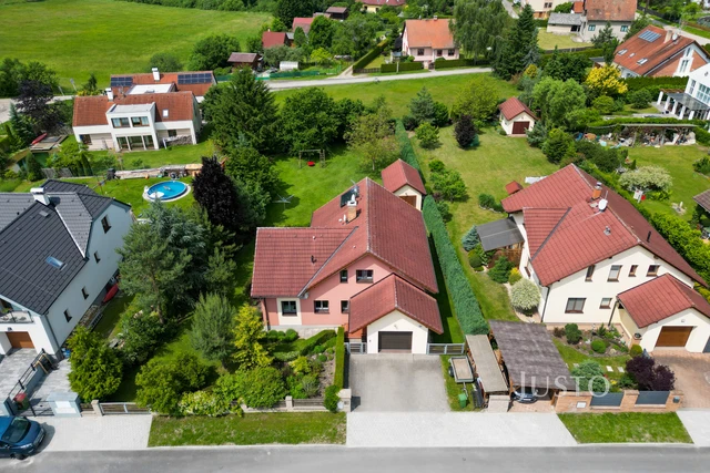 Prodej rodinného domu 185 m² s pozemkem 1180 m² + terasa 16 m² + balkón 1 m²