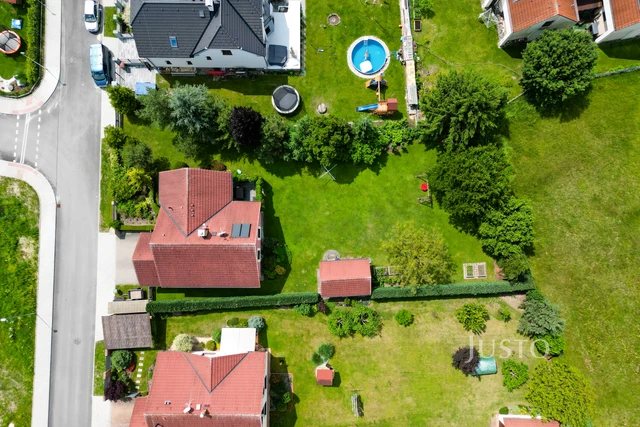 Prodej rodinného domu 185 m² s pozemkem 1180 m² + terasa 16 m² + balkón 1 m²