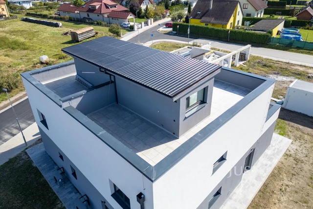 Prodej 5+kk 152 m² + zahrada 193 m² + terasa 81 m² + parkování