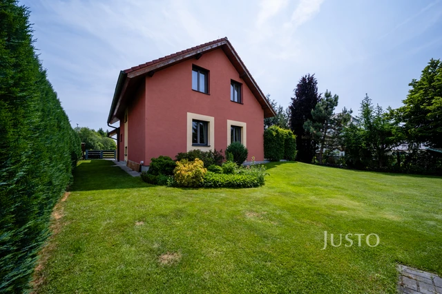 Prodej rodinného domu 185 m² s pozemkem 1180 m² + terasa 16 m² + balkón 1 m²