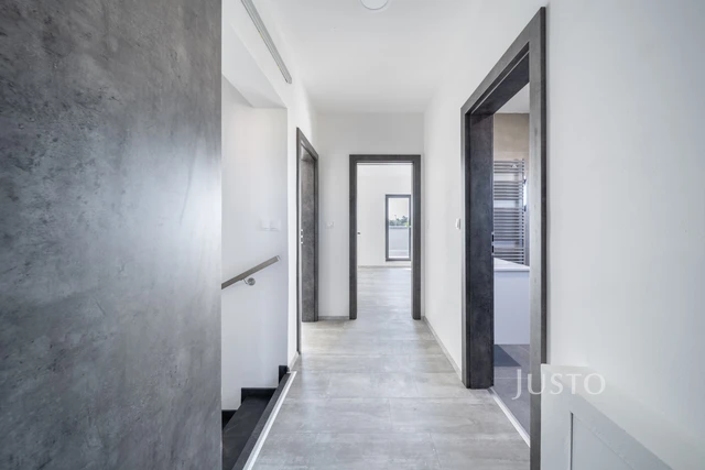Prodej 5+kk 152 m² + zahrada 193 m² + terasa 81 m² + parkování