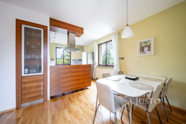 Prodej rodinného domu 185 m² s pozemkem 1180 m² + terasa 16 m² + balkón 1 m²