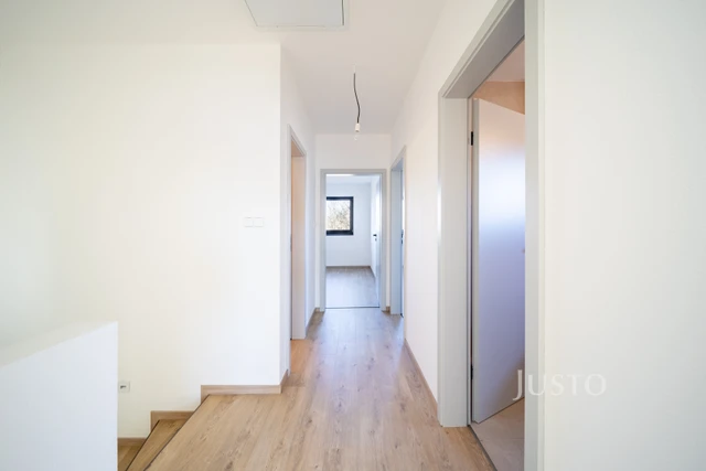 Prodej 5+kk 121 m² + zahrada 215 m² + terasa 14 m² + parkování