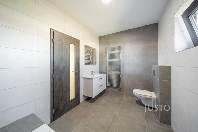 Prodej 5+kk 152 m² + zahrada 193 m² + terasa 81 m² + parkování