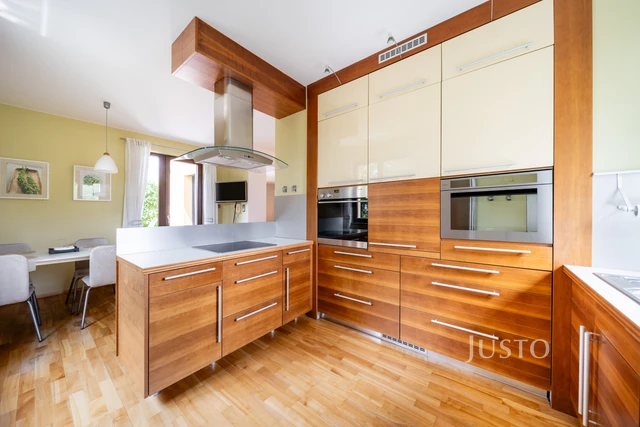 Prodej rodinného domu 185 m² s pozemkem 1180 m² + terasa 16 m² + balkón 1 m²