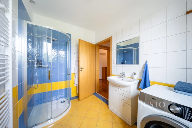 Prodej rodinného domu 185 m² s pozemkem 1180 m² + terasa 16 m² + balkón 1 m²