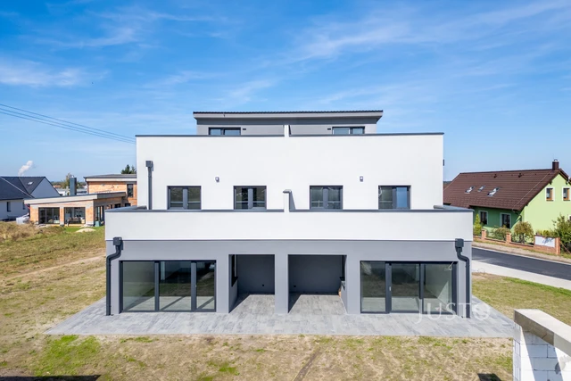 Prodej 5+kk 152 m² + zahrada 272 m² + terasa 81 m² + parkování