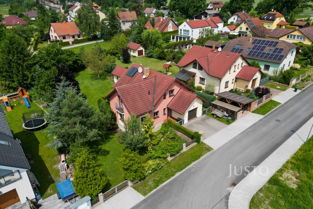 Prodej rodinného domu 185 m² s pozemkem 1180 m² + terasa 16 m² + balkón 1 m²