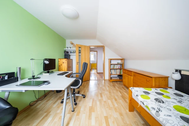 Prodej rodinného domu 185 m² s pozemkem 1180 m² + terasa 16 m² + balkón 1 m²