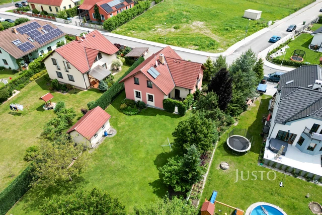 Prodej rodinného domu 185 m² s pozemkem 1180 m² + terasa 16 m² + balkón 1 m²