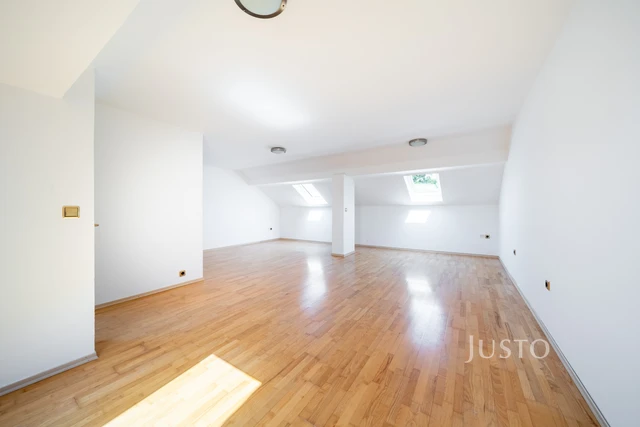 Pronájem 4+1 125 m² + balkón 3 m² + garáž