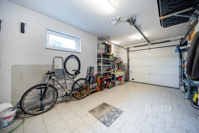 Prodej rodinného domu 185 m² s pozemkem 1180 m² + terasa 16 m² + balkón 1 m²