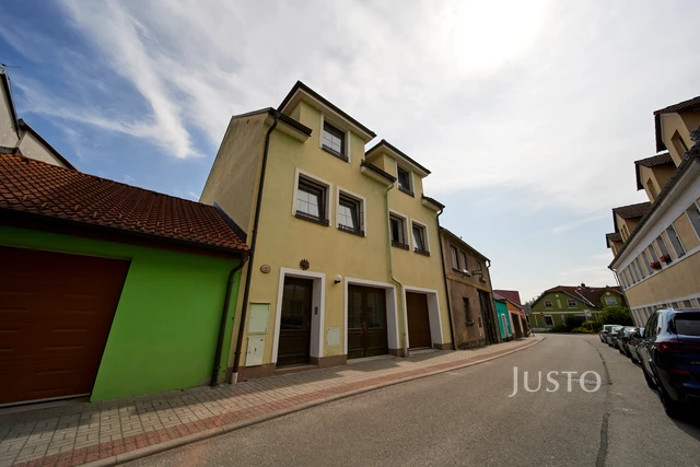 Prodej rodinného domu 242 m² s pozemkem 138 m²