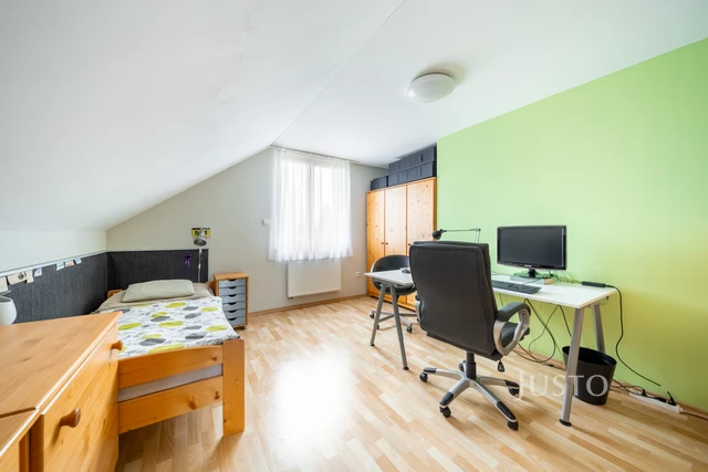 Prodej rodinného domu 185 m² s pozemkem 1180 m² + terasa 16 m² + balkón 1 m²