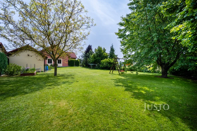 Prodej rodinného domu 185 m² s pozemkem 1180 m² + terasa 16 m² + balkón 1 m²