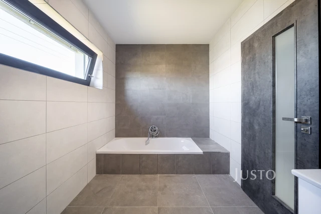 Prodej 5+kk 152 m² + zahrada 193 m² + terasa 81 m² + parkování