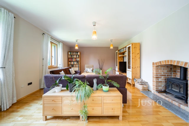 Prodej rodinného domu 185 m² s pozemkem 1180 m² + terasa 16 m² + balkón 1 m²