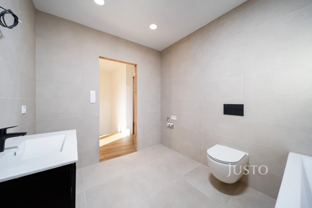 Prodej 5+kk 121 m² + zahrada 260 m² + terasa 14 m² + parkování