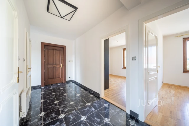 Pronájem 4+1 125 m² + balkón 3 m² + garáž