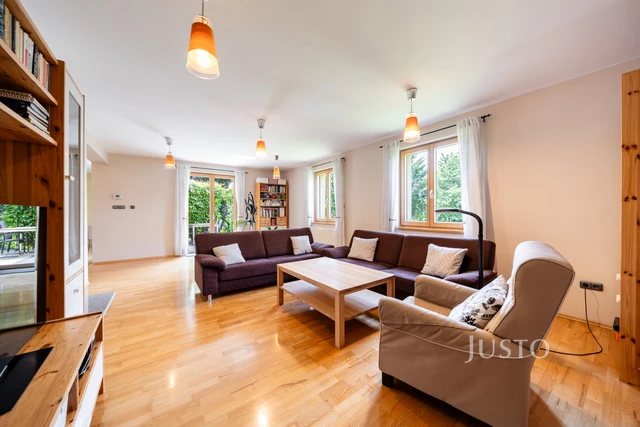 Prodej rodinného domu 185 m² s pozemkem 1180 m² + terasa 16 m² + balkón 1 m²