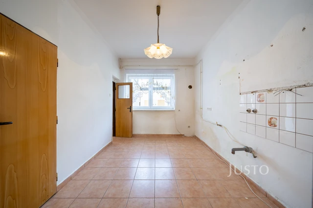 kuchyně s výhledem na dvůr
