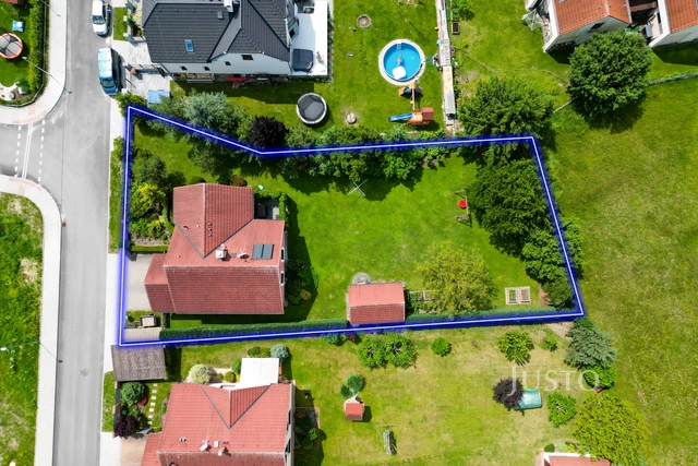 Prodej rodinného domu 185 m² s pozemkem 1180 m² + terasa 16 m² + balkón 1 m²