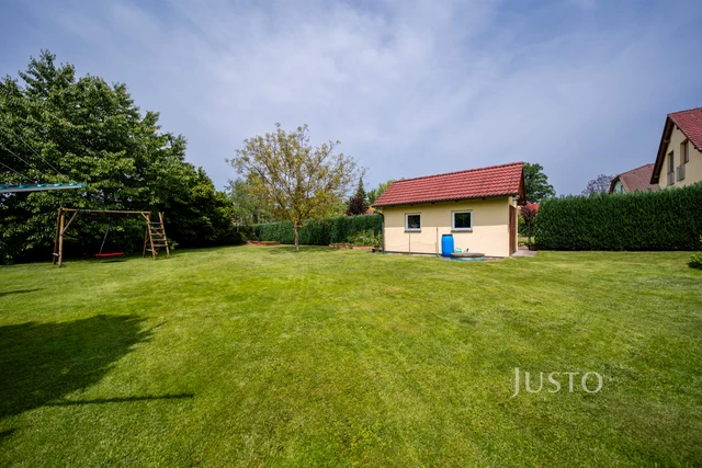 Prodej rodinného domu 185 m² s pozemkem 1180 m² + terasa 16 m² + balkón 1 m²