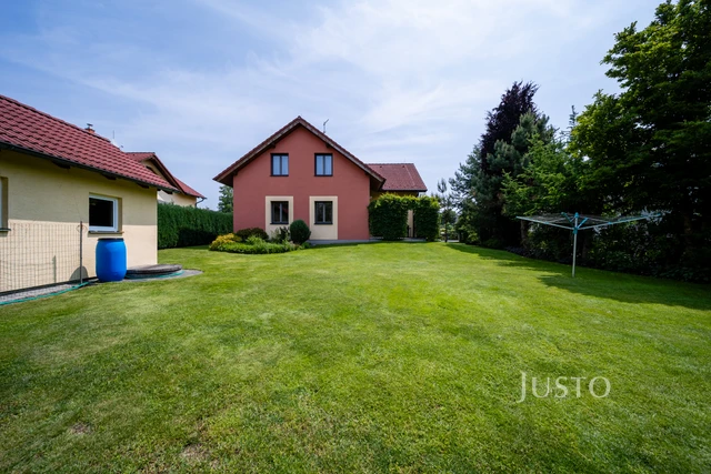 Prodej rodinného domu 185 m² s pozemkem 1180 m² + terasa 16 m² + balkón 1 m²