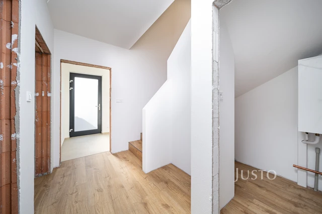 Prodej 5+kk 121 m² + zahrada 260 m² + terasa 14 m² + parkování