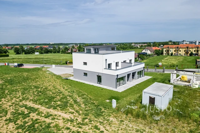 Prodej 5+kk 152 m² + zahrada 193 m² + terasa 81 m² + parkování