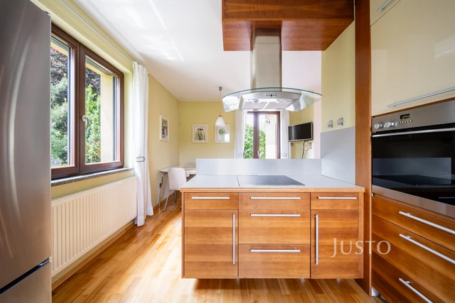 Prodej rodinného domu 185 m² s pozemkem 1180 m² + terasa 16 m² + balkón 1 m²