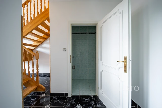 Pronájem 4+1 125 m² + balkón 3 m² + garáž