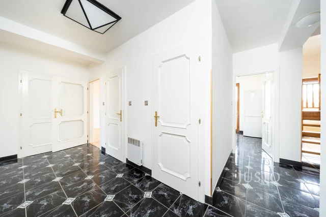 Pronájem 4+1 125 m² + balkón 3 m² + garáž