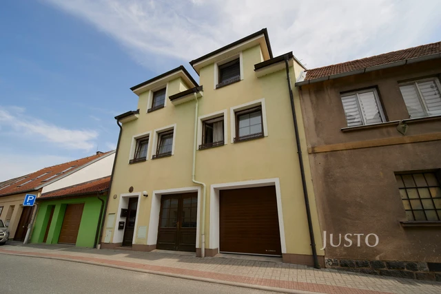 Prodej rodinného domu 242 m² s pozemkem 138 m²