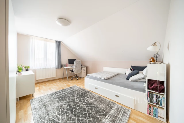 Prodej rodinného domu 185 m² s pozemkem 1180 m² + terasa 16 m² + balkón 1 m²