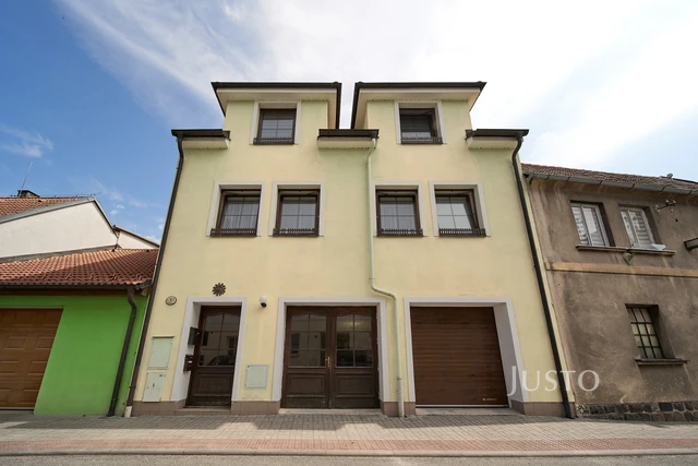 Prodej rodinného domu 242 m² s pozemkem 138 m²